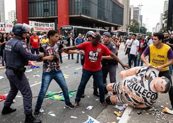 TUMULTO NA PAULISTA: PROTESTO TERMINA COM AGRESSÃO E DEPREDAÇÃO.