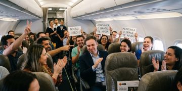 CLIMA TENSO: MENDONÇA É APLAUDIDO EM VOO PARA SÃO PAULO