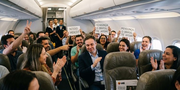 CLIMA TENSO: MENDONÇA É APLAUDIDO EM VOO PARA SÃO PAULO