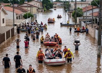 SUMARÉ DEBAIXO D'ÁGUA: TEMPORAL ILHA CEM CASAS E EXIGE RESGATE DE BOTE