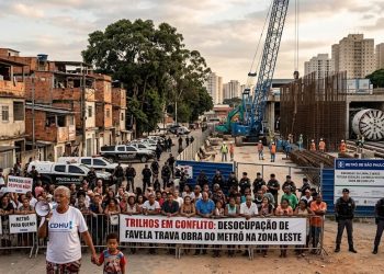 TRILHOS EM CONFLITO: DESOCUPAÇÃO DE FAVELA TRAVA OBRA DO METRÔ NA ZONA LESTE.