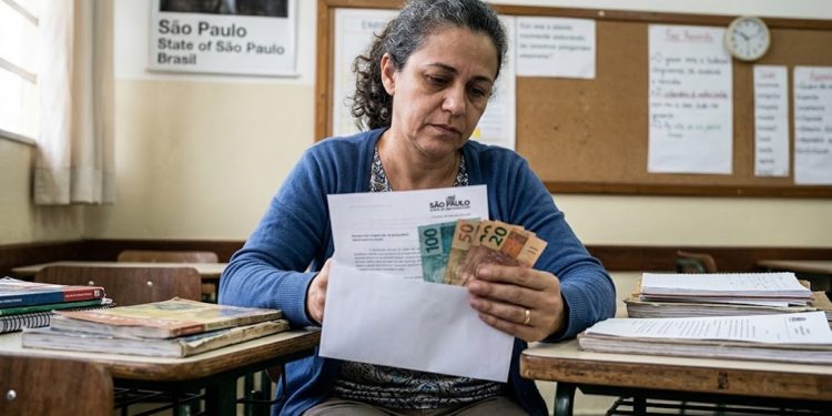 VERGONHA EM SP: ESTADO PAGA R$ 5 MIL POR PROFESSORA AGREDIDA