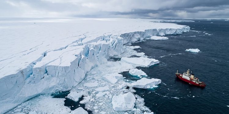 AMEAÇA POLAR: Derretimento da Geleira do Juízo Final dobra e ameaça litoral