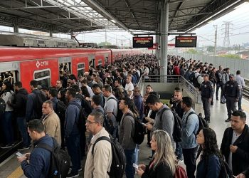 CAOS NA LINHA 11: FALHA TRAVA CPTM POR HORAS