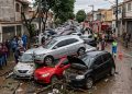 CAOS NA MADRUGADA: ENXURRADA ARRASTA E EMPILHA CARROS EM SP