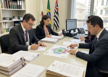 CERCO AOS INGRESSOS: MP NOTIFICA PRODUTORAS DO BTS