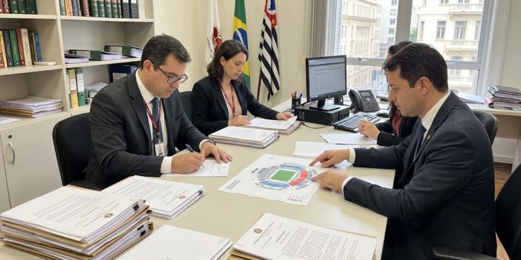 CERCO AOS INGRESSOS: MP NOTIFICA PRODUTORAS DO BTS