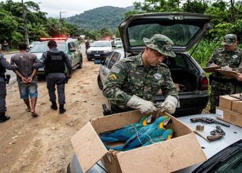 CRUELDADE NA CAIXA: PM RESGATA ARARAS AMARRADAS EM SP