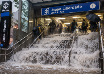 TEMPORAL TRANSFORMA RUAS DE SÃO PAULO EM RIOS, INUNDA TÚNEL E FAZ ÁGUA INVADIR ESTAÇÃO DO METRÔ