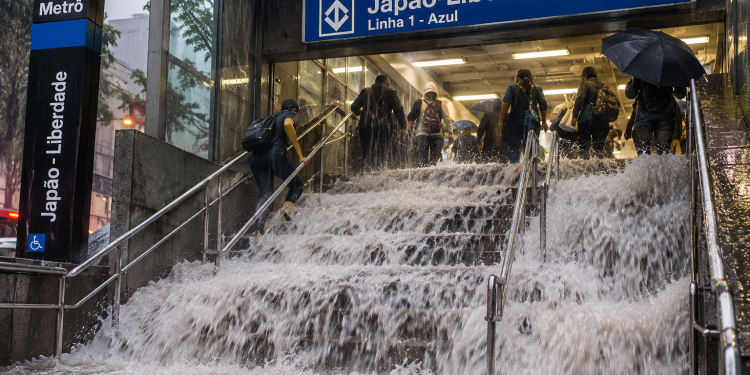 TEMPORAL TRANSFORMA RUAS DE SÃO PAULO EM RIOS, INUNDA TÚNEL E FAZ ÁGUA INVADIR ESTAÇÃO DO METRÔ
