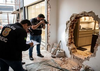 FARRA NA JOALHERIA: CONFESSAM ROUBO MILIONÁRIO E SAEM PELA PORTA DA FRENTE