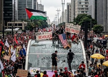 FESTA E VANDALISMO: ATO NA PAULISTA TERMINA EM DEPREDAÇÃO NO METRÔ