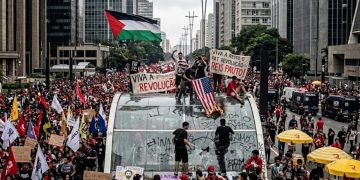 FESTA E VANDALISMO: ATO NA PAULISTA TERMINA EM DEPREDAÇÃO NO METRÔ