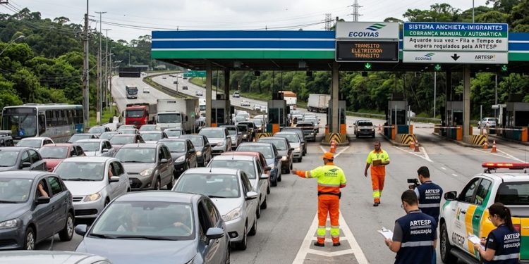 FILA NO PEDÁGIO: ARTESP MULTA ECOVIAS POR ESPERA EXCESSIVA