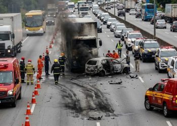 FOGO NA DUTRA: Batida entre caminhão e carro trava rodovia e deixa PM ferido