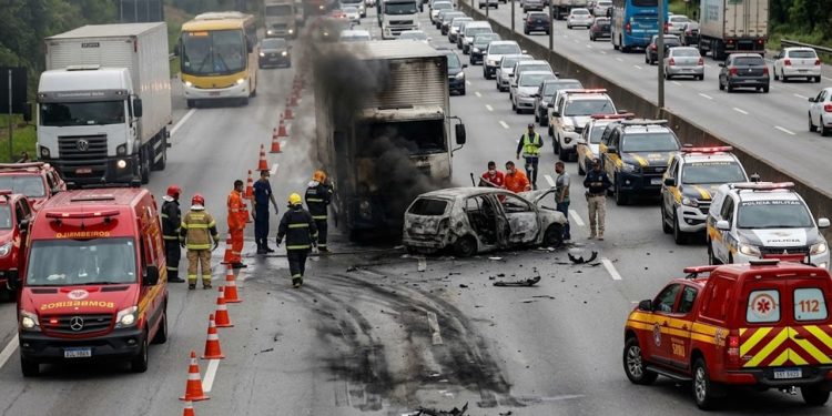 FOGO NA DUTRA: Batida entre caminhão e carro trava rodovia e deixa PM ferido