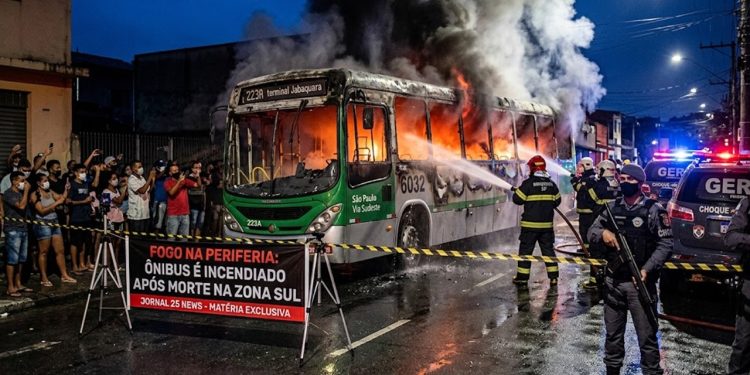 FOGO NA PERIFERIA: ÔNIBUS É INCENDIADO APÓS MORTE NA ZONA SUL