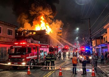 FÚRIA DO FOGO: INCÊNDIO DESTRÓI FÁBRICA NO JABAQUARA