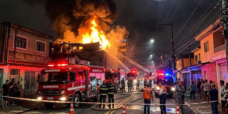 FÚRIA DO FOGO: INCÊNDIO DESTRÓI FÁBRICA NO JABAQUARA