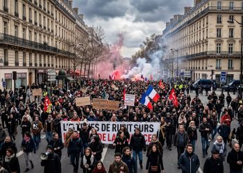 FÚRIA NAS RUAS: Impasse fiscal e custo de vida incendeiam a França