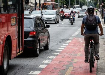 PERIGO NO ASFALTO: CARROS PRENSAM CICLISTAS EM SÃO PAULO
