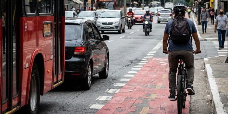 PERIGO NO ASFALTO: CARROS PRENSAM CICLISTAS EM SÃO PAULO
