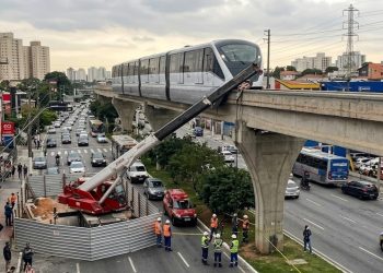 PERIGO NO MONOTRILHO: GUINDASTE CAI E ATINGE TREM