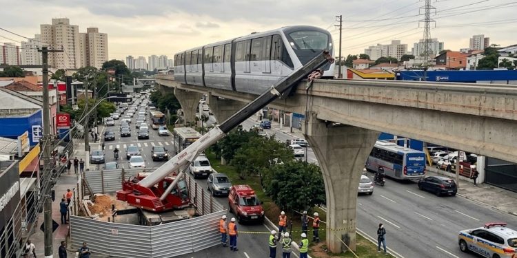 PERIGO NO MONOTRILHO: GUINDASTE CAI E ATINGE TREM