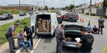 REFÉM NO PORTA-MALAS: POLÍCIA PRENDE TRIO E RECUPERA CARGA EM GUARULHOS