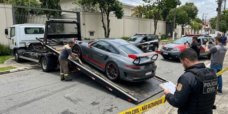 ROLETA A 300 KM/H: POLÍCIA APREENDE PORSCHE DE INFLUENCIADOR EM SP