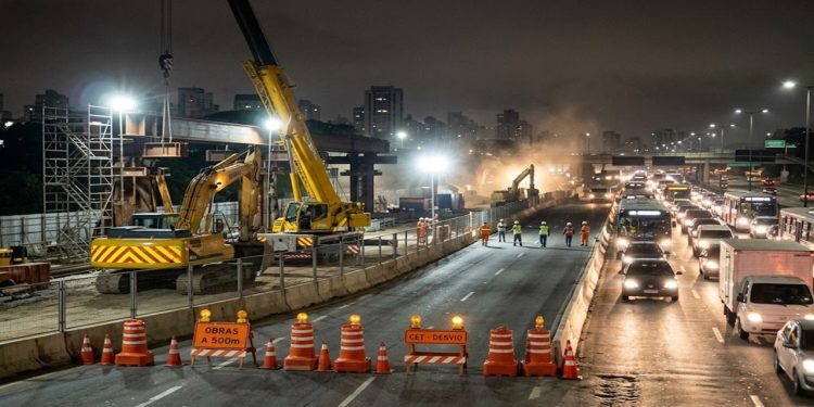 TRAVA NO ASFALTO: OBRAS DO METRÔ E ZELADORIA FECHAM VIAS