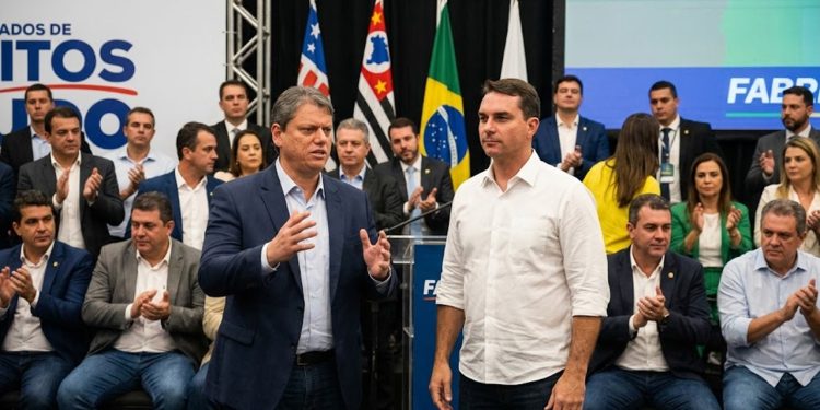 TRINCHEIRA ELEITORAL: Tarcísio mobiliza prefeitos para alavancar Flávio Bolsonaro em SP