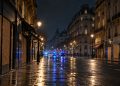 Rua de Paris à noite com policiamento durante toque de recolher