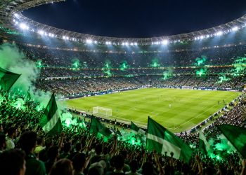 Estádio de futebol lotado à noite em jogo decisivo